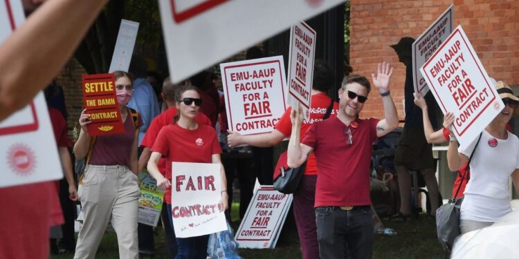 US producer inflation muted; labor market still tight