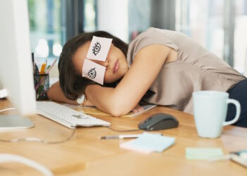 Stay Awake! 5 Ways To Beat Drowsiness At Work