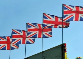 UK Sees Surge in Payrolled Employees Despite Rising Unemployment