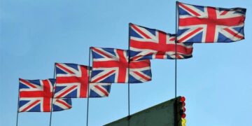 UK Sees Surge in Payrolled Employees Despite Rising Unemployment