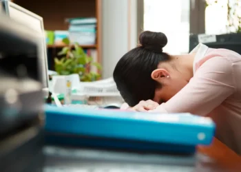 Revitalize Your Workday: 6 Simple Solutions to Combat Office Fatigue