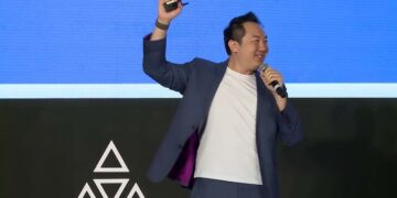 Discover Why Entrepreneur John Lee is Using AI to Clone Himself!