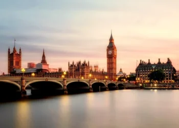 Shocking Trend: UK Job Vacancies Plummet Even as Economy Grows