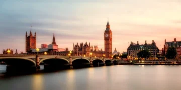 Shocking Trend: UK Job Vacancies Plummet Even as Economy Grows