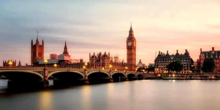 Shocking Trend: UK Job Vacancies Plummet Even as Economy Grows