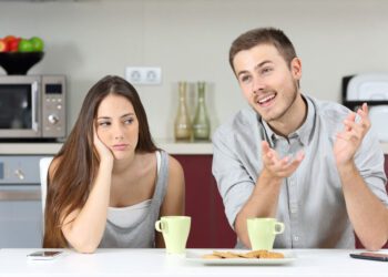 Are You Guilt of These 8 Annoying Conversation Habits?