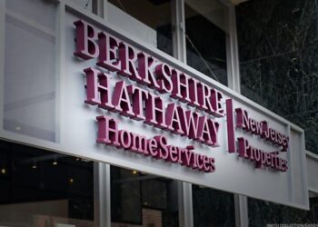 Berkshire Hathaway Boosts Cash Reserves: What It Means for Investors