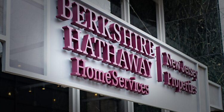 Berkshire Hathaway Boosts Cash Reserves: What It Means for Investors