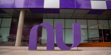 Why Nu Holdings is Turning Heads: Buffett and Wood Can’t Get Enough