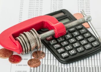 Cash Stuffing vs. Digital Tools – Budgeting Tips for Beginners