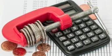 Cash Stuffing vs. Digital Tools – Budgeting Tips for Beginners